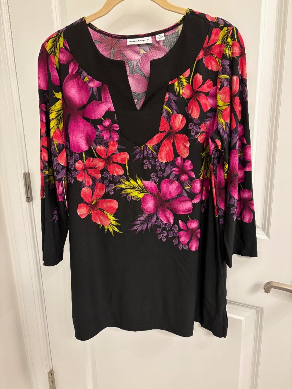 Susan Graver M Tunic 3/4 - Long Sleeves Notch Neck Black W/ Pink Flowers